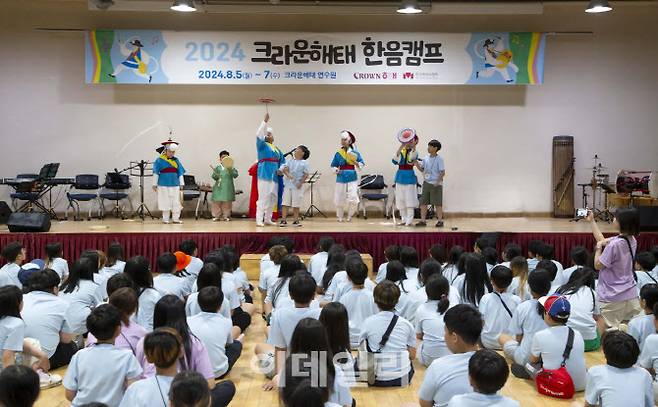 5일부터 경기 양주 크라운해태 연수원에서 열리고 있는 ‘크라운해태 한음캠프’에서 ‘소리풍경’의 한음(국악) 영재들이 객석에 있던 또래 친구들에게 버나돌리기 방법을 알려주고 있다. (사진=한국메세나협회)