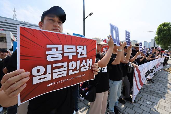 전국공무원노동조합 2030청년위원회 조합원들이 6일 오후 서울 용산구 대통령실 앞에서 열린 ‘2024 청년 공무원 100인 기자회견’에서 구호를 외치고 있다. (사진=뉴시스)