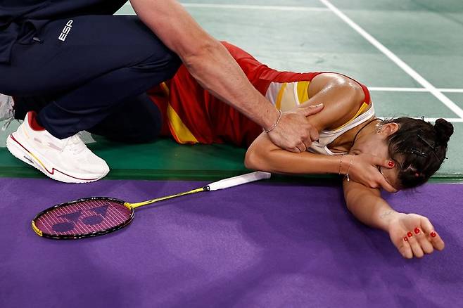 스페인 캐롤리나 마린이 부상 후 괴로워한다