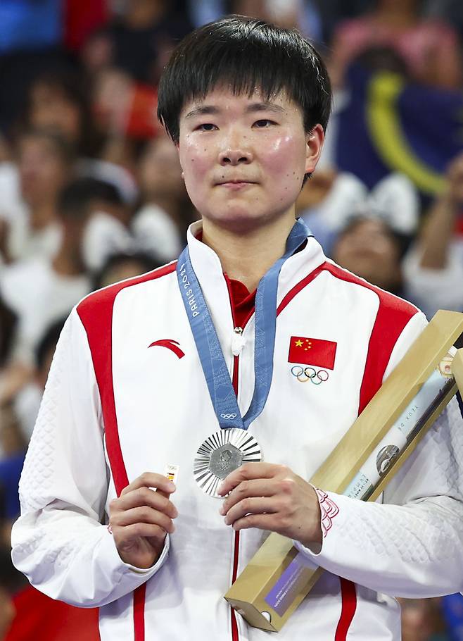 준우승 후 시상대에 올라선 허빙자오가 카롤리나 마린을 기리는 의미로 스페인 배지를 들었다