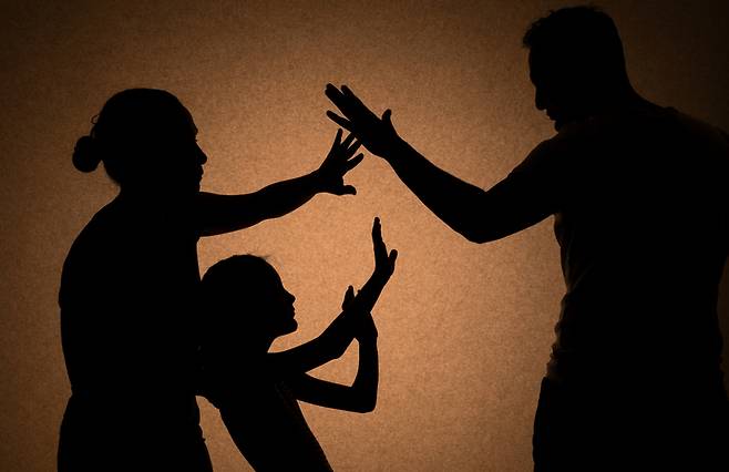 가정 폭력 행위자들은 처음부터 폭력 행동을 보이는 사람들이 아니고, 성장 과정에서 자신의 부모로부터 폭력을 경험하거나, 가해 행동을 목격한 사람들이었다. [사진= 게티이미지뱅크]