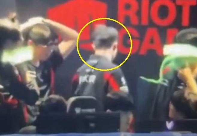 지난 3일 페이커가 경기 패배 후 자신의 머리를 벽에 박는 장면이 카메라에 담겼다. [사진=Technical Hunter RJ 유튜브 영상 캡쳐]