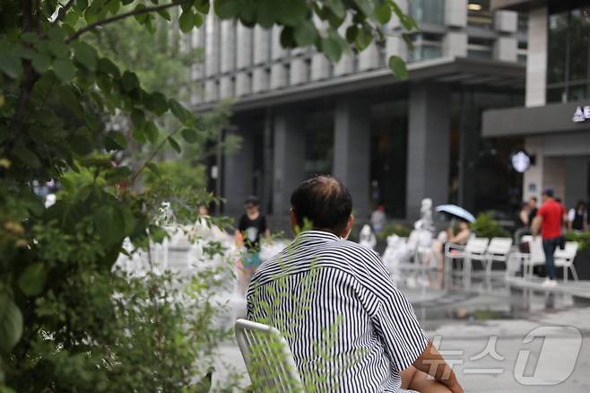 서울을 포함한 수도권 대부분 지역에 폭염경보가 내려진 5일 오후 서울 종로구 광화문광장 분수 옆에서 한 시민이 앉아서 휴식을 취하고 있다. 2024.08.05/뉴스1 ⓒ News1 김종훈 기자