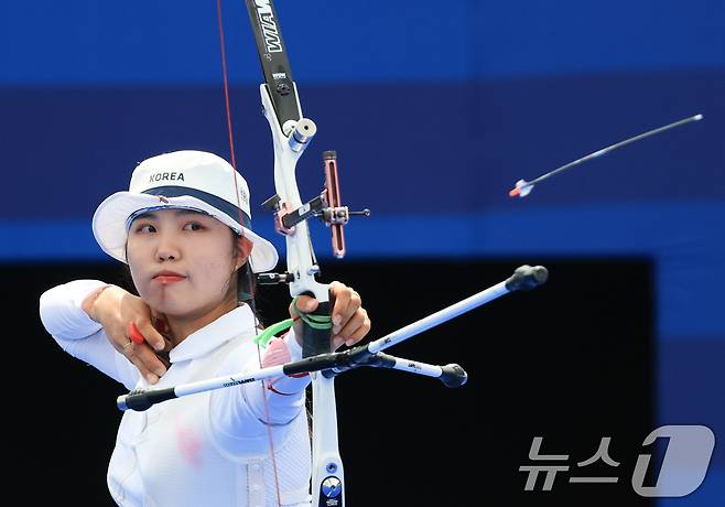 대한민국 양궁 대표팀 남수현 선수가 3일 오후(한국시간) 프랑스 파리 앵발리드에서 진행된 양궁 여자 개인 4강 프랑스 리사 바르블랭과의 경기에서 활시위를 당기고 있다. 2024.8.3/뉴스1 ⓒ News1 박정호 기자