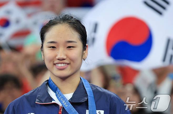 대한민국 배드민턴 대표팀 안세영이 5일 오후(한국시간) 프랑스 파리 라 샤펠 아레나에서 열린 2024 파리올림픽 배드민턴 여자 단식 시상식에서 금메달을 수여 받은 후 포즈를 취하고 있다. 2024.8.5/뉴스1 ⓒ News1 박정호 기자