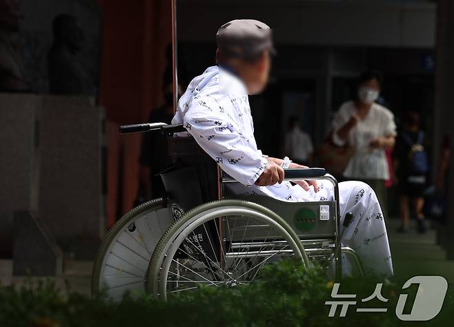 6일 오전 서울의 한 대학병원에서 환자가 휴식을 취하고 있다. 2024.8.6/뉴스1 ⓒ News1 구윤성 기자