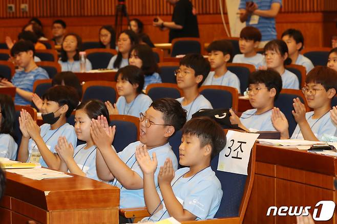 서울 여의도 국회 헌정기념관에서 한국아동단체협의회 주최로 열린 대한민국 아동총회에서 참석자들이 박수를 치고 있다.ⓒ News1 임세영 기자