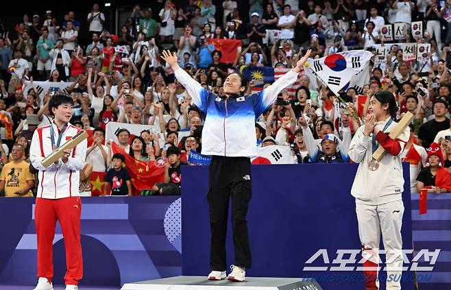 안세영이 5일(한국시각) 프랑스 파리 포르트드라샤펠 경기장에서 열린 파리올림픽 배드민턴 여자 단식 결승전에서 중국 허빙자오와 맞붙어 승리해 금메달을 땄다. 시상대에 오르는 안세영의 멋진 세리머니. 파리(프랑스)=정재근 기자 cjg@sportschosun.com/2024.8.5/