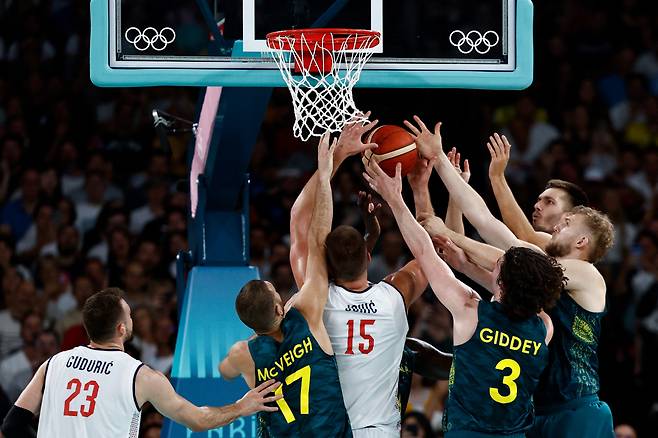 TOPSHOT - (From L) Serbia's #23 Marko Guduric, Australia's #17 Jack McVeigh, Serbia's #15 Nikola Jokic, Australia's #03 Josh Giddey and Australia's #13 Jock Landale go for a rebound in the men's quarterfinal basketball match between Serbia and Australia during the Paris 2024 Olympic Games at the Bercy  Arena in Paris on August 6, 2024. (Photo by Luis TATO / AFP)







<저작권자(c) 연합뉴스, 무단 전재-재배포, AI 학습 및 활용 금지>