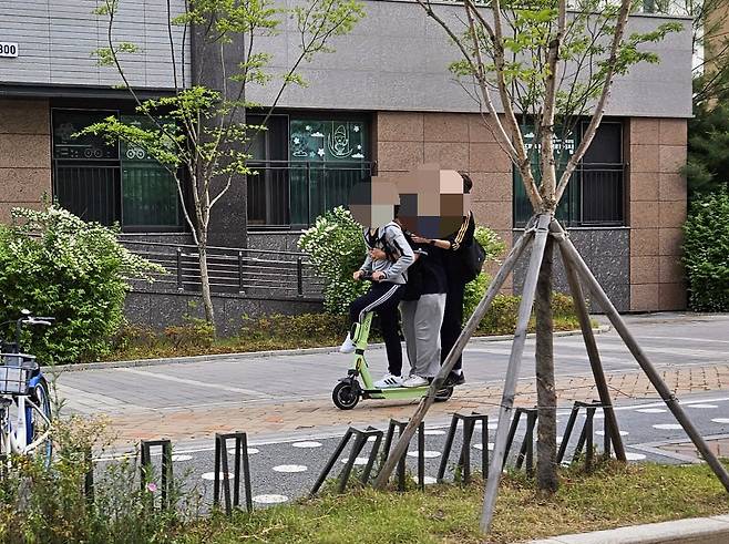 (참고사진) 세종시의 한 거리에서 3명이 동시에 전동 킥보드를 타고 있는 모습 /사진:연합뉴스