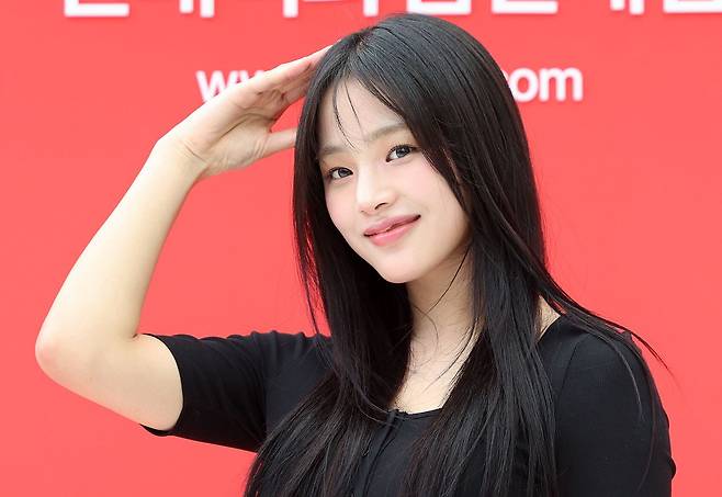 걸그룹 뉴진스 민지가 지난 1일 오후 서울 중구 을지로 현대백화점면세점에서 열린 포토행사에 참석해 포즈를 취하고 있다. /뉴스1