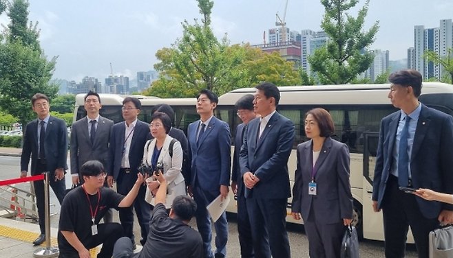 국회 과학기술방송통신위원회 민주당 간사인 김현 의원을 비롯한 야당 과방위원들이 6일 오전 정부과천청사에서 방송통신위원회의 공영방송 이사 선임 관련 현장검증을 위해 방통위에 들어가기 전 취재진에게 입장을 밝히고 있다. ⓒ연합뉴스