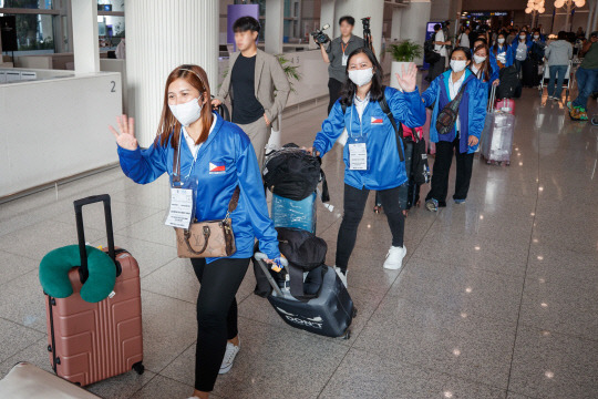 외국인 가사관리사 시범사업에 참여할 필리핀 노동자들이 6일 인천국제공항을 통해 입국하고 있다.  [공항사진기자단]