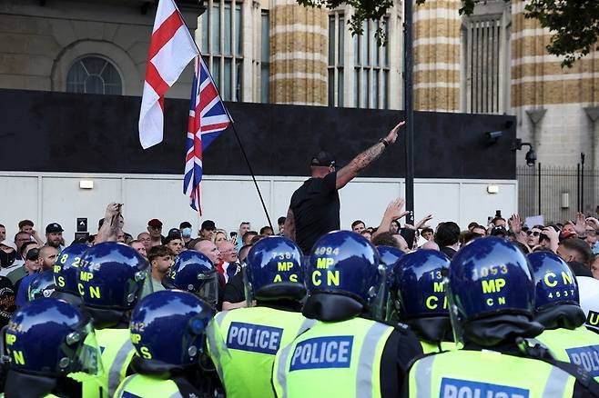 zFAqiC.jpeg 지난 주말 폭동 난 김에 러쉬 매장 약탈하는 영국인들.twitter