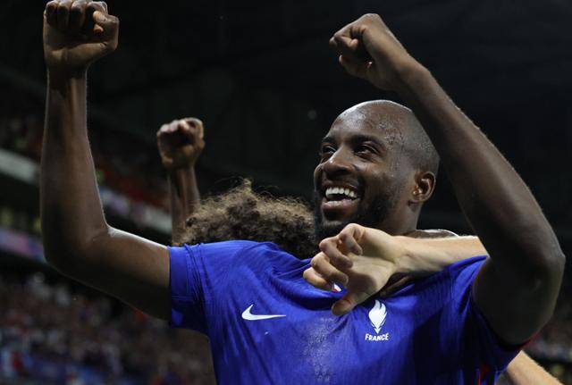 프랑스 장-필립 마테타가 5일(현지시간) 프랑스 리옹 스타디움에서 열린 2024 파리 올림픽 남자축구 이집트와 준결승전에서 후반 38분 동점골을 넣고 기뻐하고 있다. 파리=로이터 연합뉴스