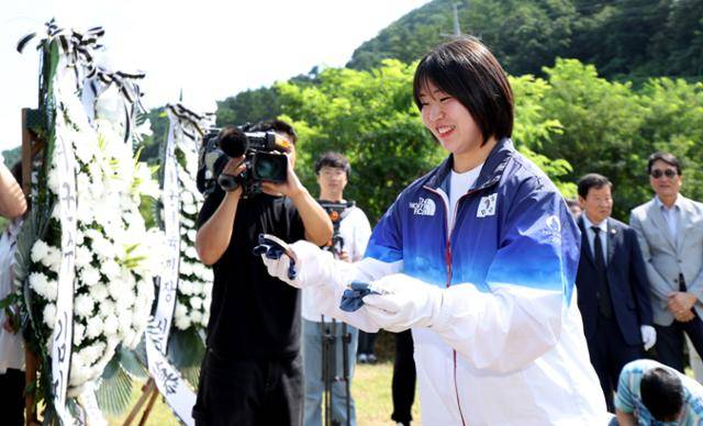 허미미가 6일 대구 군위군 삼국유사면 화수리에 위치한 독립운동가 허석 선생의 추모기적비에 메달을 올려두고 있다. 대구=뉴시스