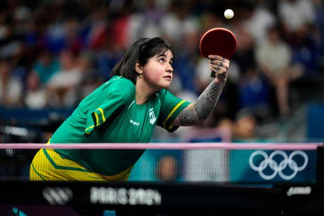 브루나 알렉산드르가 5일(현지시간) 프랑스 파리의 사우스 파리 아레나에서 열린 2024 파리올림픽 탁구 여자 단체전 16강전에서 한국 대표팀을 상대하고 있다. AP