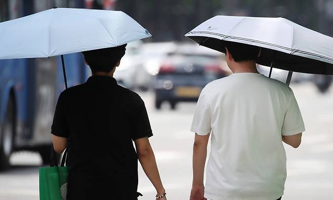 양산의 바깥쪽은 흰색 계열, 안쪽은 검은색 계열을 선택하는 게 좋다./사진=뉴스1