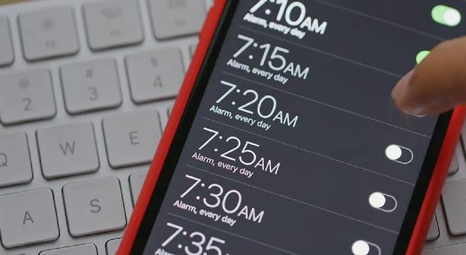 아침에 알람을 큰 소리로 여러 번 맞추면, 만성피로로 이어질 수 있으며 스트레스가 유발될 수 있다./사진=뉴욕포스트