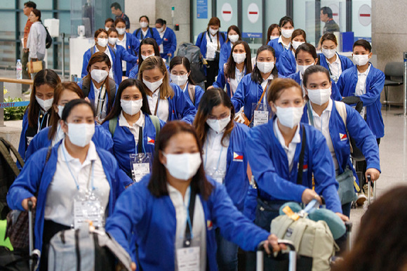 외국인 가사관리사 시범사업에 참여하는 필리핀인 가사관리사들이 6일 오전 인천국제공항을 통해 입국하고 있다. [사진=뉴시스]