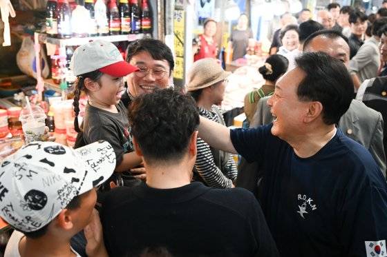 여름 휴가 중인 윤석열 대통령이 5일 경남 통영중앙시장을 찾아 시민들과 인사하고 있다. 연합뉴스