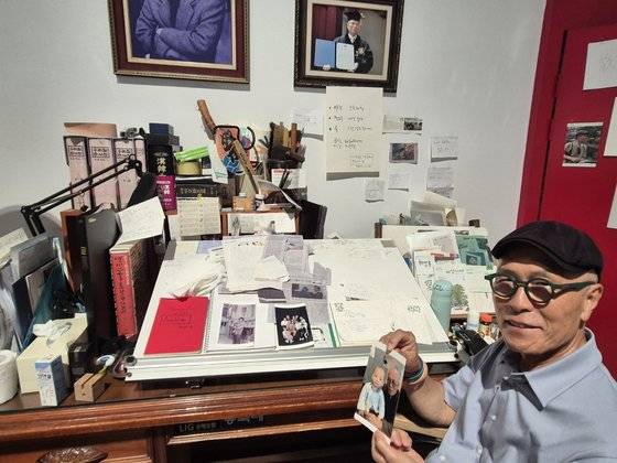 전남도립미술관 전시장에 재현한 작업실에 허영만이 앉았다. 광양=권근영 기자