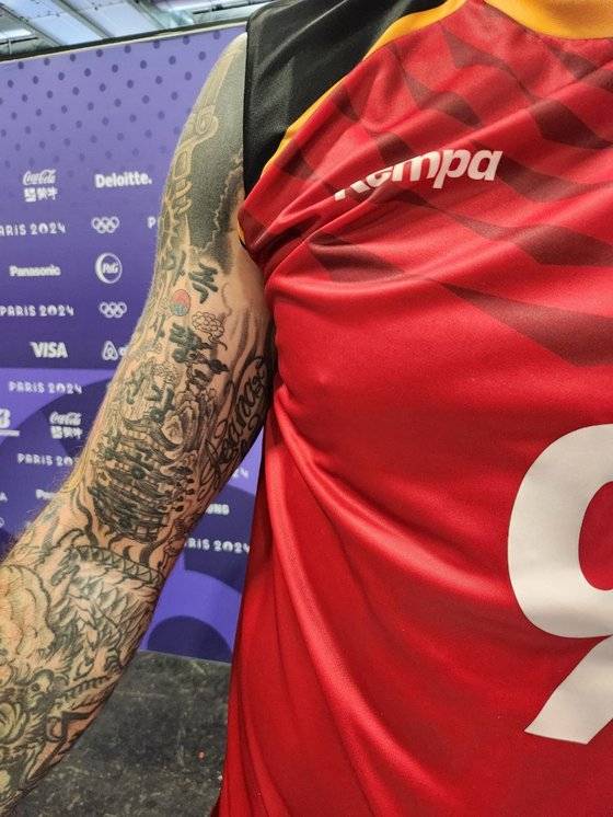 그로저는 자신의 오른팔에 태극 무늬와 가족, 사랑, 건강, 성공, 존중이란 한글 문신을 새겼다. 파리=김효경 기자