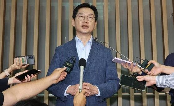 지난 5월 노무현 전 대통령 추도식 참석을 위해 일시 귀국했던 김경수 전 경남지사가 6월 14일 인천공항에서 다시 영국으로 출국하기 전 기자들의 질문에 답하고 있는 모습. 연합뉴스