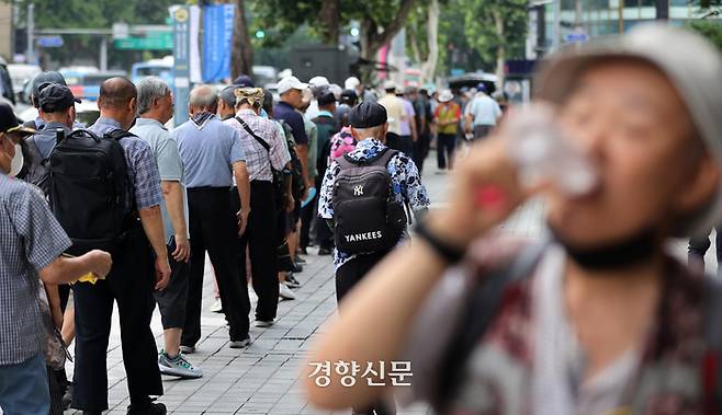 연일 폭염이 계속된 지난 5일 서울 종로구 탑골공원 인근 무료 급식소에 긴 줄이 이어져 있다. 조태형 기자