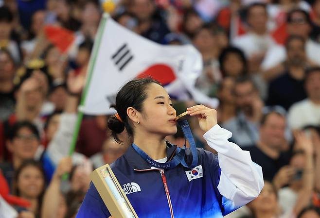 5일(현지시간) 파리 라 샤펠 아레나에서 열린 2024 파리올림픽 배드민턴 여자 단식 결승전에서 안세영이 시상식에서 금메달에 뽀뽀하고 있다.2024.8.5 파리= 올림픽사진공동취재단/KO