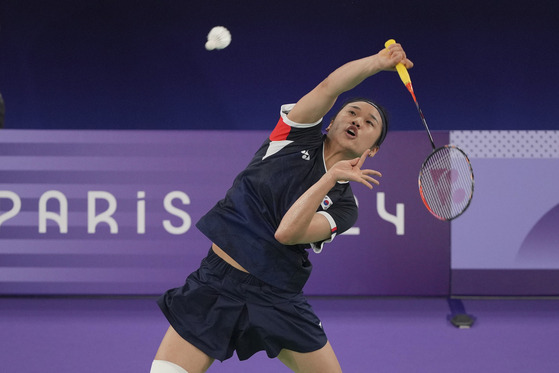 Korea's An Se-young plays against Indonesia's Gregoria Mariska Tunjung during their women's singles badminton semifinal match at the 2024 Paris Olympics on Sunday in Paris. [AP/YONHAP]