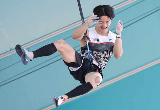 Korean sports climber Shin Eun-cheol reacts after finishing the men's speed elimination round of the Paris Olympics at Le Bourget Climbing Venue in Saint-Denis, France on Tuesday. [NEWS1]