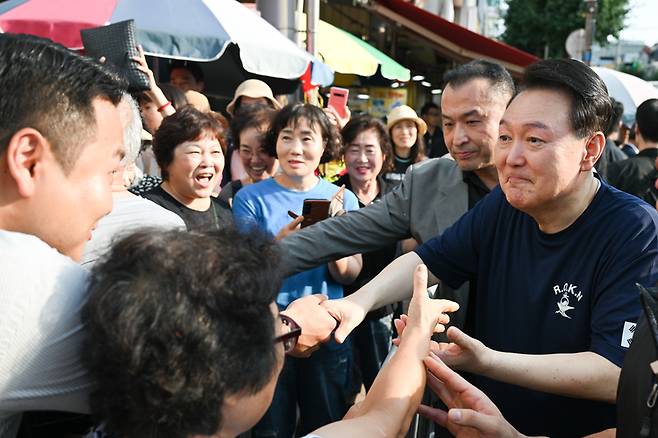 여름휴가 중인 윤석열 대통령이 5일 경남 통영시 통영중앙시장을 찾아 상인, 시민들과 인사하고 있다 / 사진 = 대통령실 제공