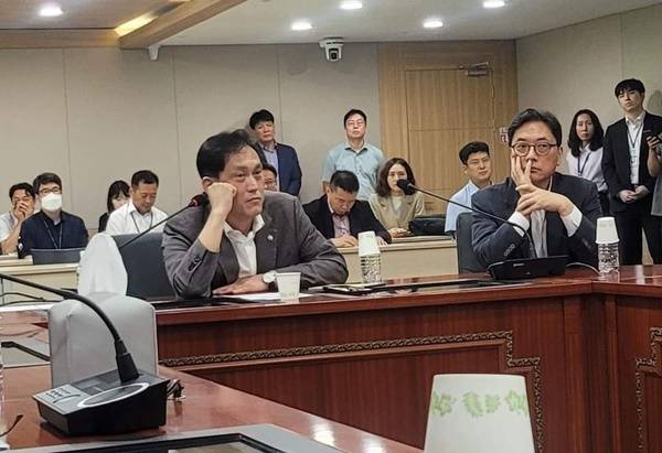 ▲(왼쪽부터) 김태규 직무대행과 조성은 사무처장이 6일 과방위 소속 야당 의원들과 대치 중인 모습. 사진=김현 의원실 제공.