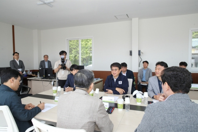 박상우 국토부 장관이 지난 4월 27일 용인 첨단시스템 반도체 국가산단 후보지를 찾아 추진 계획을 점검하고 있다/사진제공=국토부