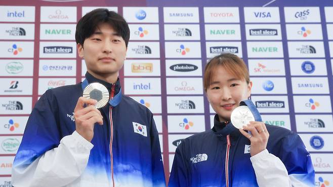 대한민국 배드민턴 국가대표팀 김원호, 정나은 선수가 6일(한국시간) '2024 파리 올림픽' 배드민턴 혼합복식 종목에서 따낸 은메달을 손에 들고 포즈를 취하고 있다. /2024.08.06. /뉴스1