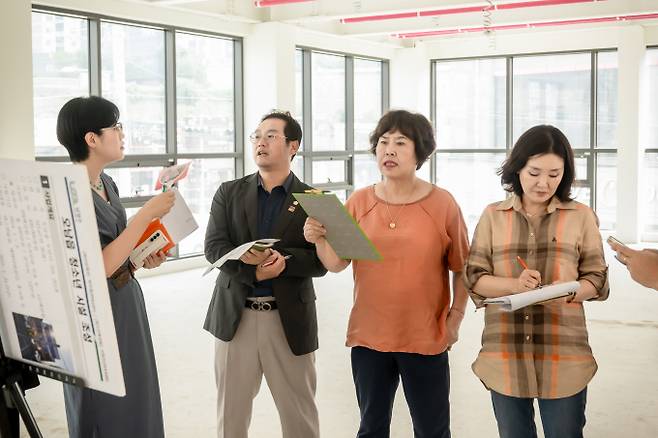 오남청소년 펀그라운드 예정지를 방문한 이경숙 복지환경위원장(오른쪽부터), 이정애 부의장, 한근수 자치행정위원장이 관계 공무원의 사업추진 상황을 보고받고 있다. /사진제공=남양주시의회