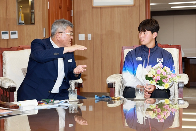 김학동 예천군수(왼쪽)가 파리올림픽 양궁 남자 단체전 금메달을 획득한 예천군청 소속 김제덕 선수(오른쪽)와 환담을 하고 있다./사진제공=경북 예천군