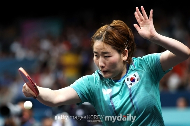 한국 탁구 대표팀 이은혜가 6일 프랑스 파리 사우스 파리스 아레나4에서 열린 2024 파리 올림픽 탁구 여자 단체 8강전 2게임에 나서고 있다./게티이미지코리아