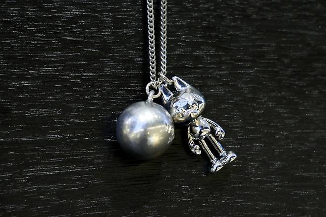 신세계면세점의 캐릭터 폴을 주얼리로 만든 포트레이트 리포트의 제품. [신세계면세점 제공]