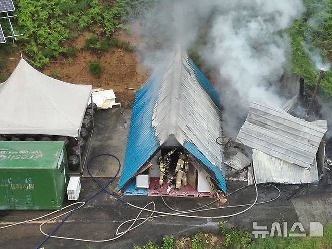 [곡성=뉴시스] 5일 오후 전남 곡성군 곡성읍 한 사찰 공사장 내 스님이 머무는 임시건축물에서 낙뢰 직후 화재가 발생해 소방 당국이 불을 끄고 있다. (사진=곡성소방서 제공) 2024.08.06. photo@newsis.com