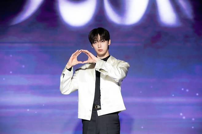 [서울=뉴시스] 그룹 '아스트로' 윤산하가 6일 서울 중구 반얀트리 클럽 앤 스파에서 열린 첫 번째 미니 앨범 '더스크'(DUSK) 발매 기념 쇼케이스에서 기념 사진을 촬영하고 있다. (사진=판타지오 제공) 2024.08.06 photo@newsis.com *재판매 및 DB 금지