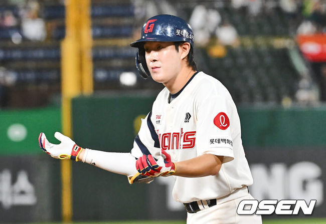 [OSEN=부산, 이석우 기자] 6일 부산 사직야구장에서 2024 신한 SOL 뱅크 KBO 리그 롯데 자이언츠와 NC 다이노스의 경기가 열렸다. 홈팀 롯데는 윌커슨이 선발 출전하고 NC는 신민혁이 선발 출전했다.롯데 자이언츠 나승엽이 8회말 1사 2루 우익수 ㅗ른쪽 역전 안타를 치고 세리머니를 하고 있다. 2024.08.06 / foto0307@osen.co.kr