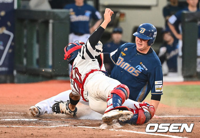 [OSEN=부산, 이석우 기자] 6일 부산 사직야구장에서 2024 신한 SOL 뱅크 KBO 리그 롯데 자이언츠와 NC 다이노스의 경기가 열렸다. 홈팀 롯데는 윌커슨이 선발 출전하고 NC는 신민혁이 선발 출전했다.NC 다이노스 김형준이 3회초 1사 2,3루 서호철의 3루 땅볼때 홈에서 세이프되고 있다. 2024.08.06 / foto0307@osen.co.kr