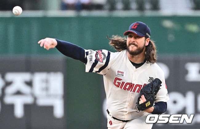 [OSEN=부산, 이석우 기자] 6일 부산 사직야구장에서 2024 신한 SOL 뱅크 KBO 리그 롯데 자이언츠와 NC 다이노스의 경기가 열렸다. 홈팀 롯데는 윌커슨이 선발 출전하고 NC는 신민혁이 선발 출전했다.롯데 자이언츠 선발 투수 윌커슨이 역투하고 있다. 2024.08.06 / foto0307@osen.co.kr