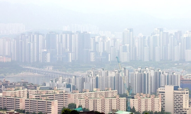 지난달 7일 서울 남산 산책로 전망대에서 바라본 용산과 강남 아파트 단지 모습.