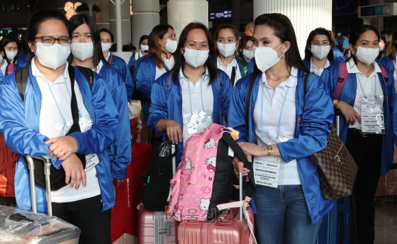 외국인 가사관리사 시범사업에 참여하는 필리핀 가사관리사들이 6일 아침 인천국제공항 제1터미널을 통해 입국한 뒤 버스로 이동하고 있다.  2024.8.6 공항사진기자단