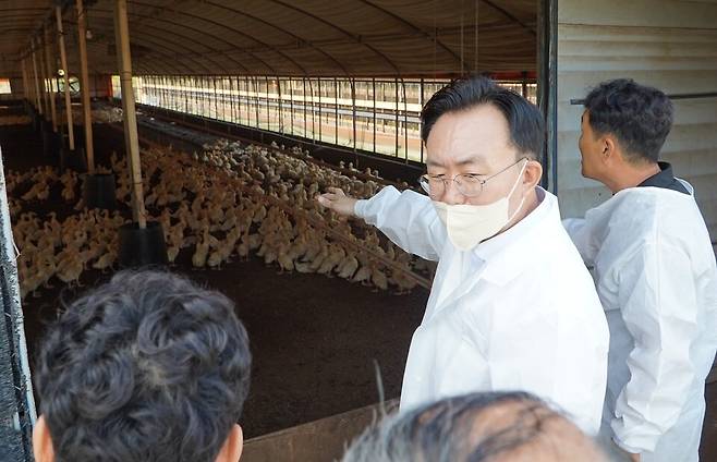 윤병태 나주시장이 5일 오전 7시 반남면에 위치한 한 가금 농가를 긴급 방문해 연일 피해를 입고 있는 농가들의 애로사항을 청취하고 축사를 살피고 있다. ⓒ나주시