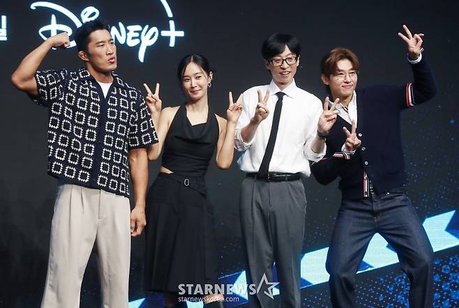 김동현, 권유리, 유재석, 덱스가 6일 오전 서울 여의도 콘래드호텔에서 진행된 디즈니+ 예능 '더 존 : 버텨야 산다3' 제작발표회에 참석해 포즈를 취하고 있다.  오직 4시간, 끝없는 AI의 공격부터 내 집 마련 전세 대출금 갚기, 선 넘지 않고 버티기 등 극한의 현실 공감 미션을 버티기 위해 더 강력하게 돌아온 ‘존버즈’ 유재석, 권유리, 김동현, 덱스의 ‘도파민 ON’ 버라이어티 '더 존 : 버텨야 산다3'는 오는 7일 공개된다. /2024.08.06 /사진=이동훈