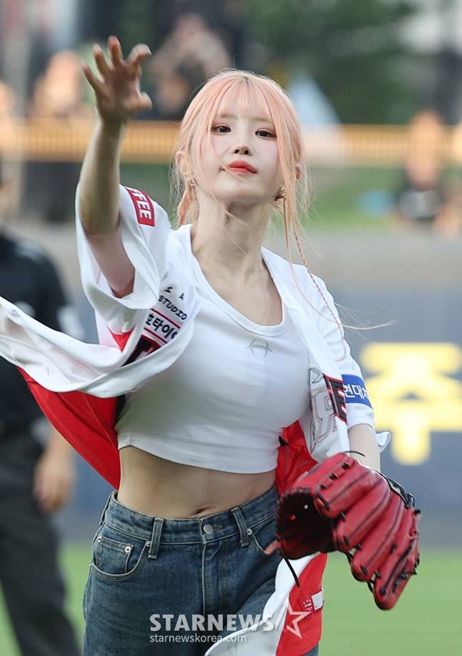 [포토] 송하영 '서머퀸의 시구'